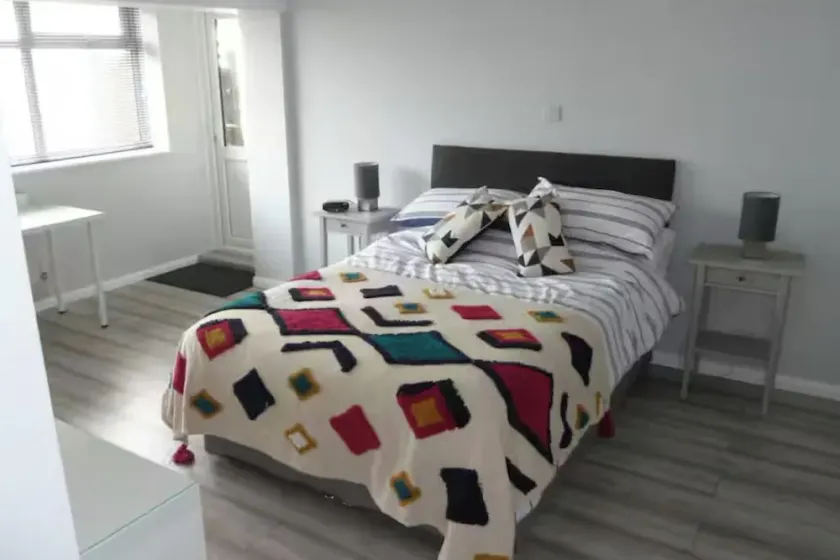 Studio Sleeps 2 - Pets Welcome - Enclosed Garden - Image 1