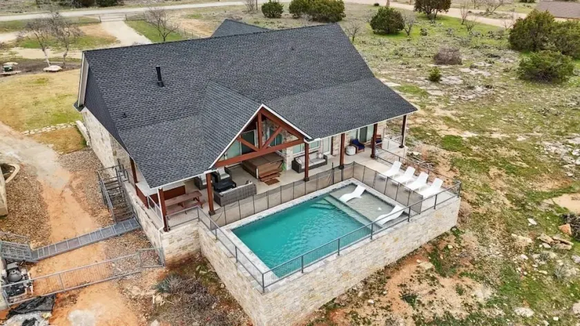 On The Rocks PK: Beautiful 5 Bedroom 3 bath home with pool and hot tub - Image 1
