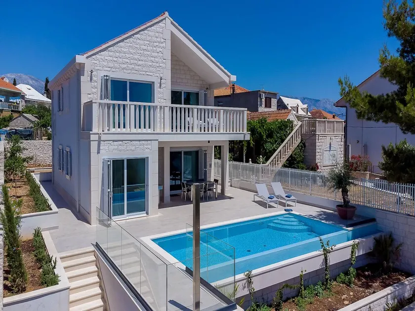 Villa con internet de alta velocidad y piscina privada | Vistas al agua - Image 1