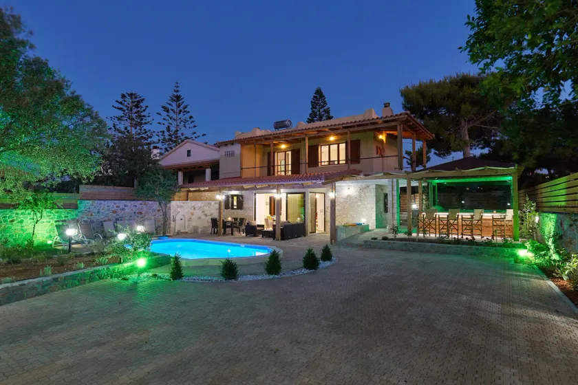 Your ideal holiday in Hersonissos in a Villa with a private pool and jacuzzi. - Image 1