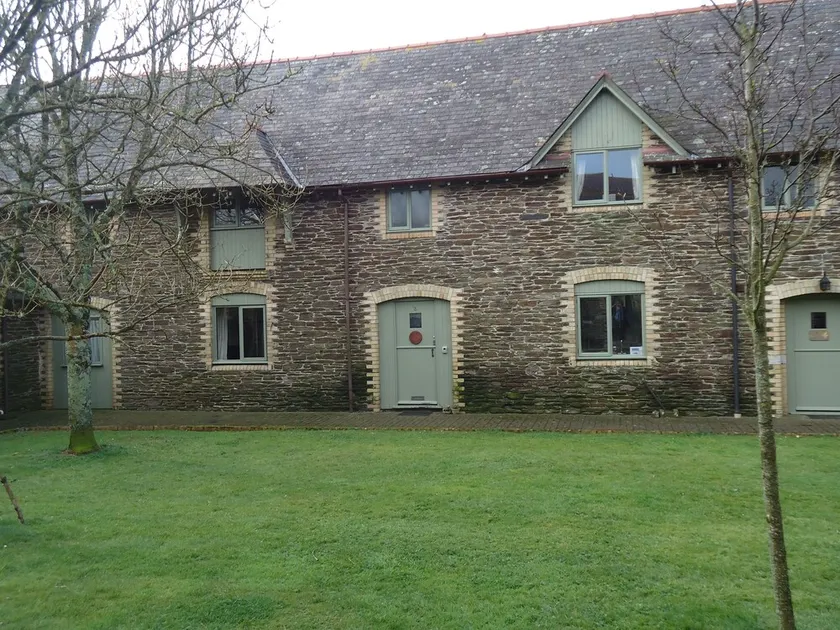 2 Bedroom (Family and Dog Friendly) Victorian Grade ll stable conversion - Image 1