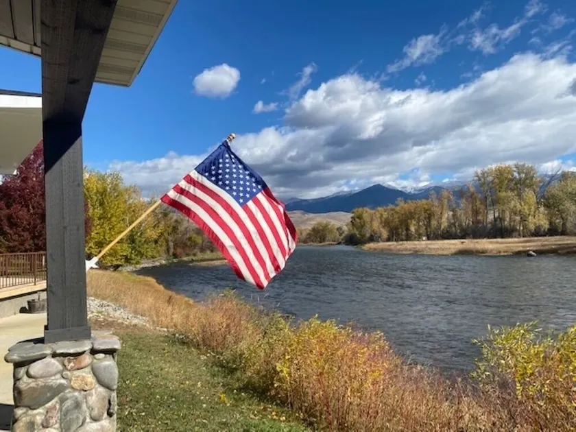 Spectacular Riverfront guest house with unparalleled Salmon river & mtn views! - Image 1