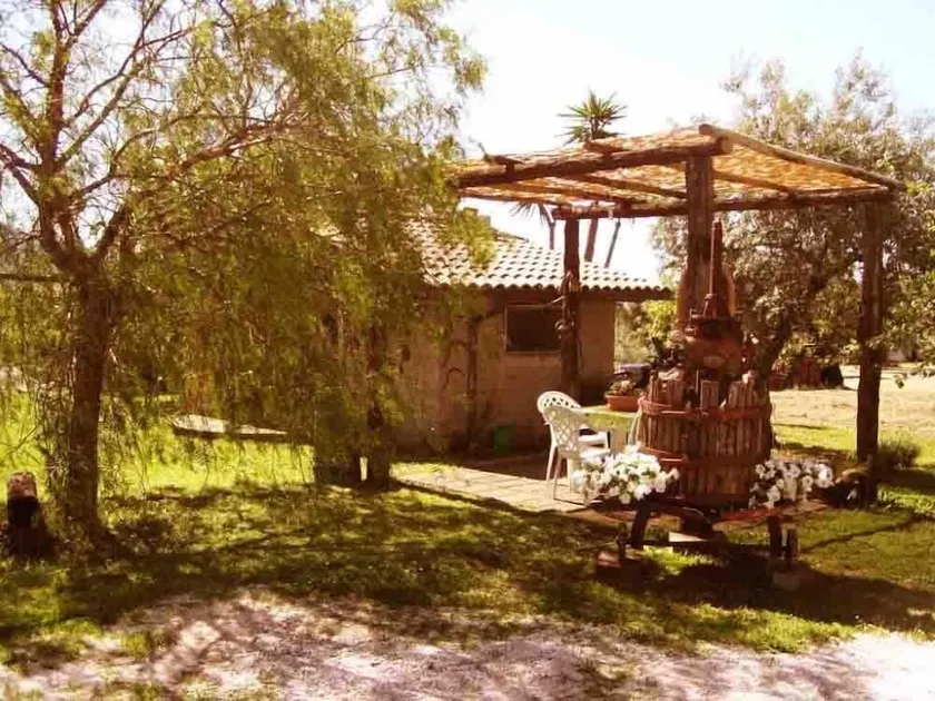 HAUS URLAUB ROM mit dem im Grün von den Ländern von dem RÖMISCHEN BURG eintaucht Garten - Image 1