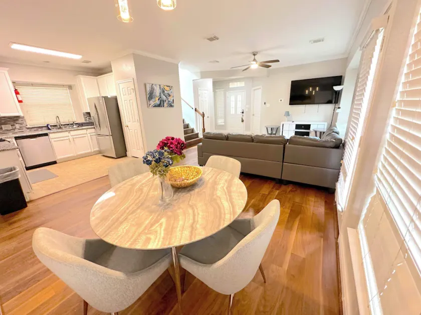Spacious 5bed Houston Retreat Home 6 guests 4 bedrooms 5 beds 3 baths - Image 1