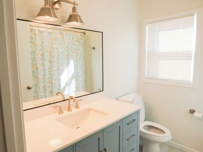 King Beds! Pets! One-level, Quick walk to Beach, Close to restaurants! KD0107 - Image 1