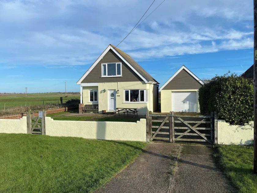 Cozy comfortable cottage by the sea and water, surrounded by fields and space - Image 1