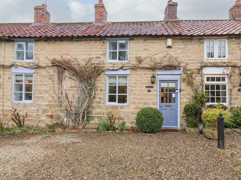RISEHOLME, pet friendly, character holiday cottage in Ebberston - Image 1
