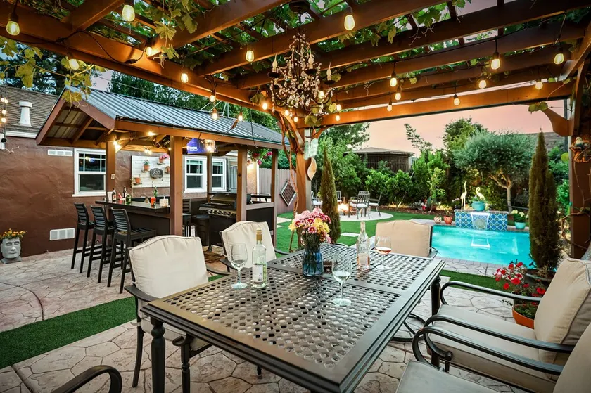 Magical-dwntwn Lodi, hot tub, firepit, wine tasting, backyard oasis - Image 1
