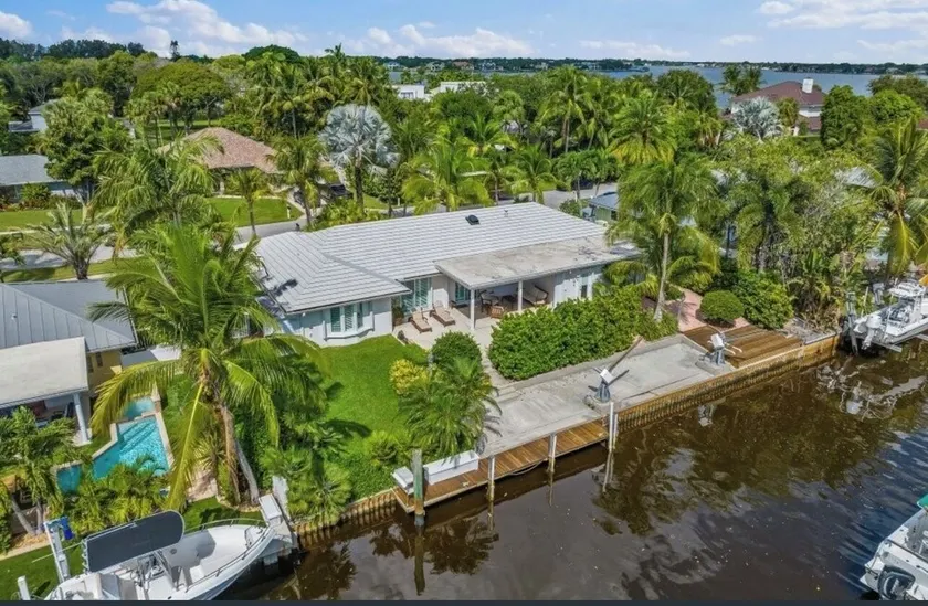 Jupiter waterfront - dock and new  jacuzzi spa , 3 b 2 b fits 30 “ boat   - Image 1
