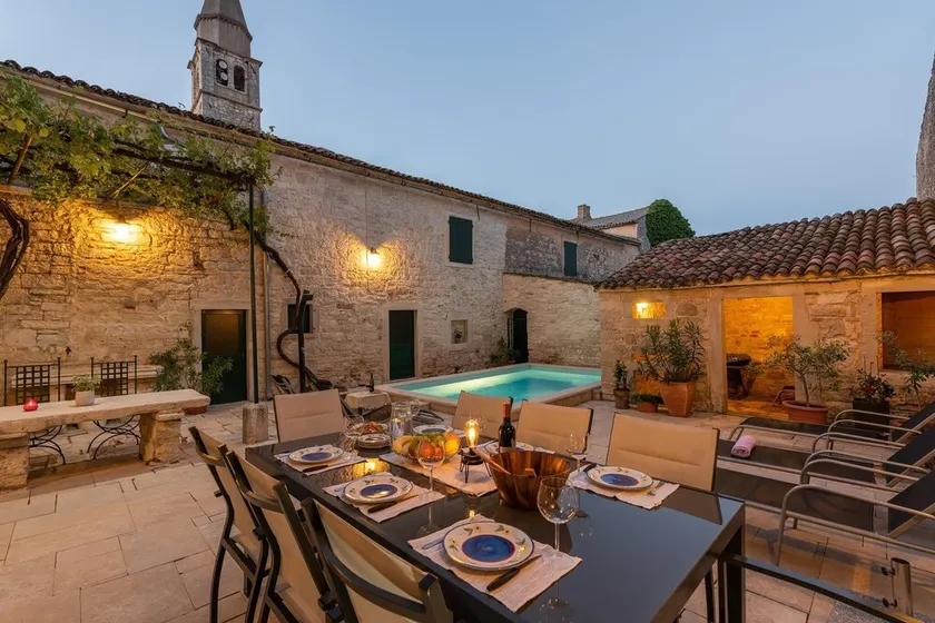 Villa with private pool in the medieval village Svetvincenat - Image 1