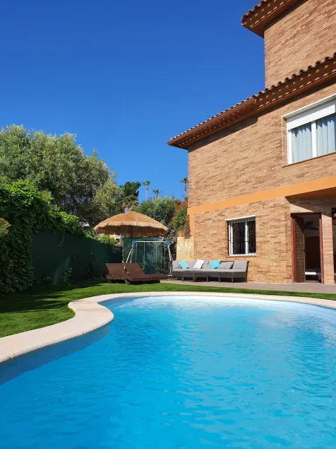 Villa Vivalavida home holidays. 1 km from beach Costa Brava. Major 25+ - Image 1