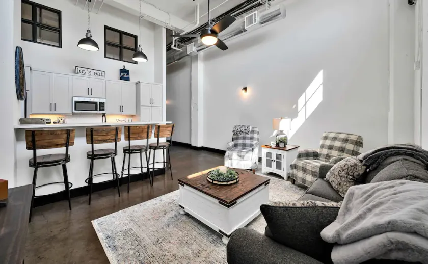 Bear Bungalow-2 bedroom luxury loft with free parking/walking distance downtown - Image 1