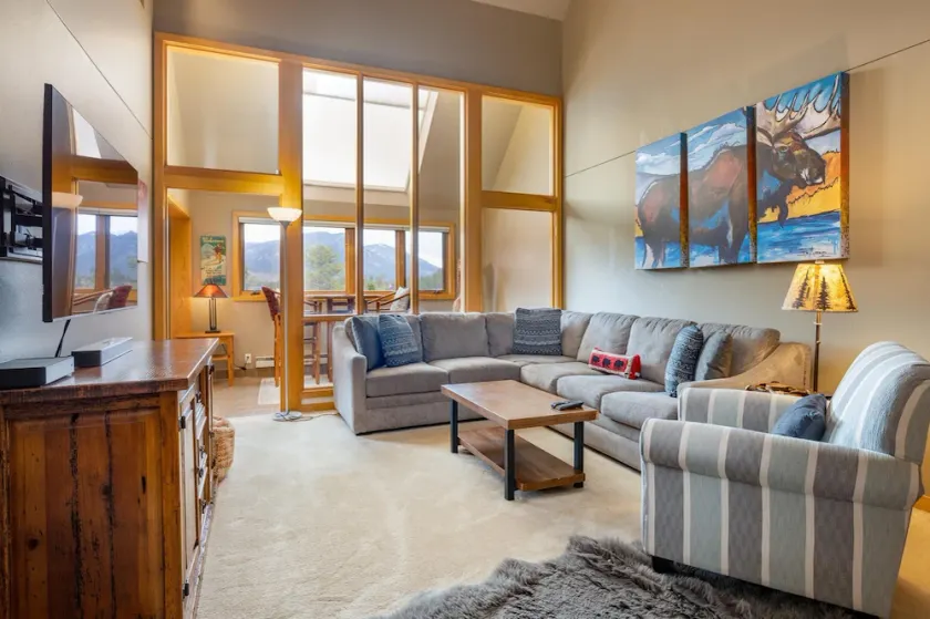 Sunny and Spacious Condo/Pool and Hot Tub Access - Image 1