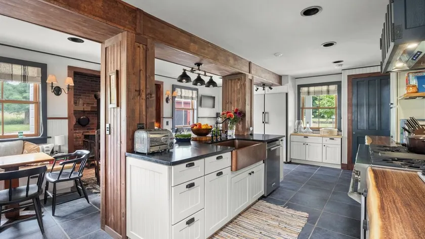 Farmhouse at Leeds by Avantstay Walled Garden + Soaking Tub + Private Barn Near Hudson - Image 1
