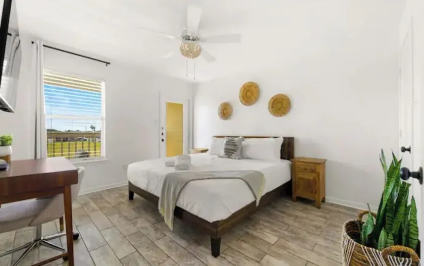Padre Island Escape Pets OK 5 min to the beach! 2.4 m to whitecap beach!\n\n  - Image 1