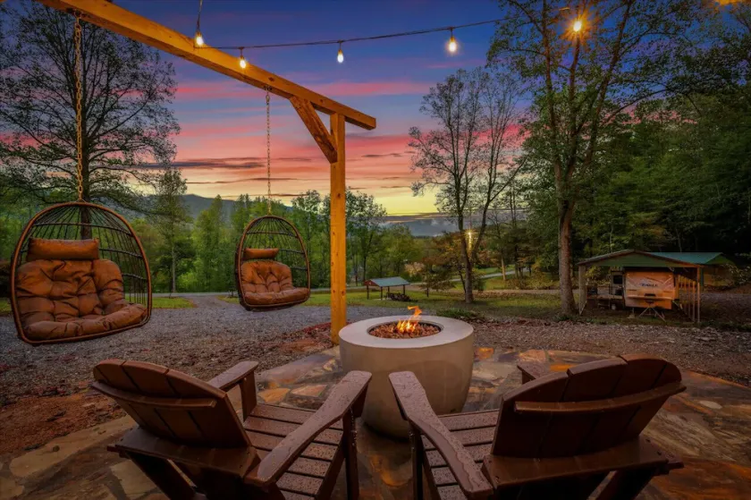 The Ritz Carlton of Tiny Cabins w/ Hot Tub / Fire Pit table - Image 1