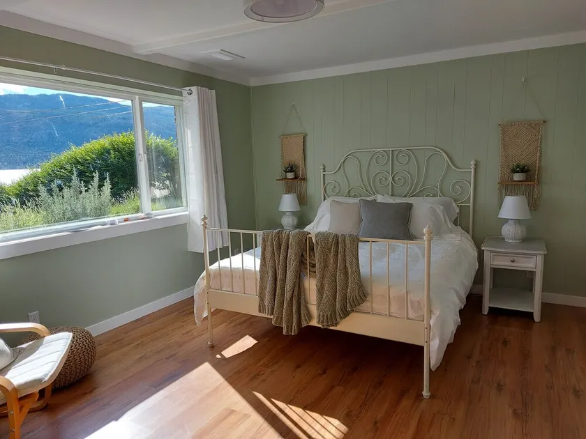 Pixie Bay Cottage retreat with amazing lake & mountain views & beach access - Image 1