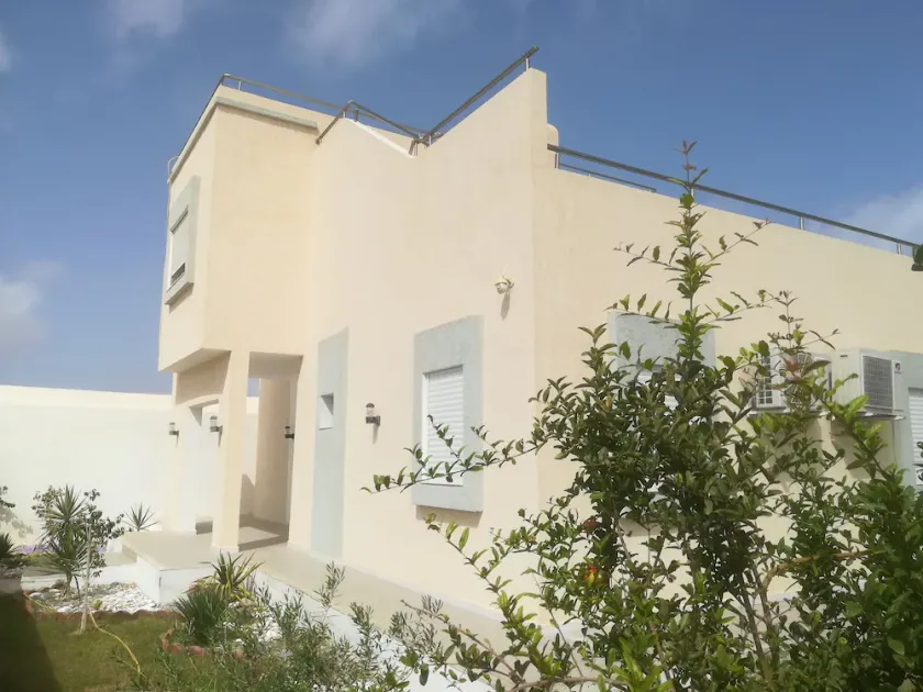 Superb villa near the sea - Image 1