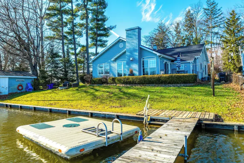 Lakefront Paw Paw Cottage w Boats & 2 Docks - Image 1