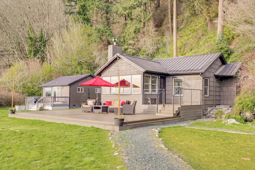 Private Beach & Views! Family Retreat in Freeland - Image 1