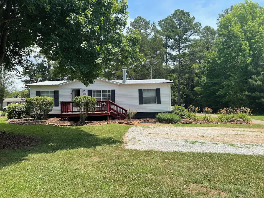 3-bedroom vacation home just 5 minutes to Lake Gaston - Image 1