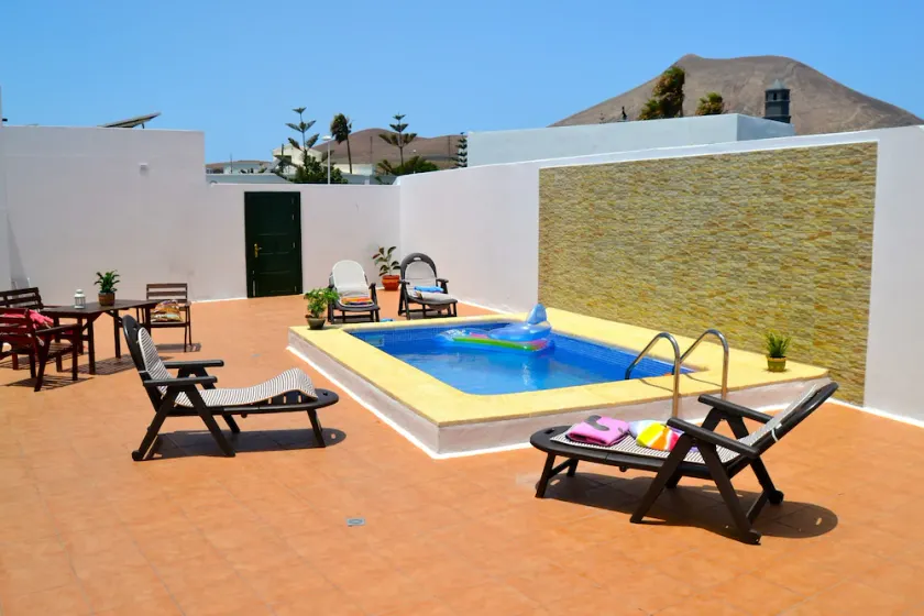Stort, roligt hus med pool og stor have. - Image 1