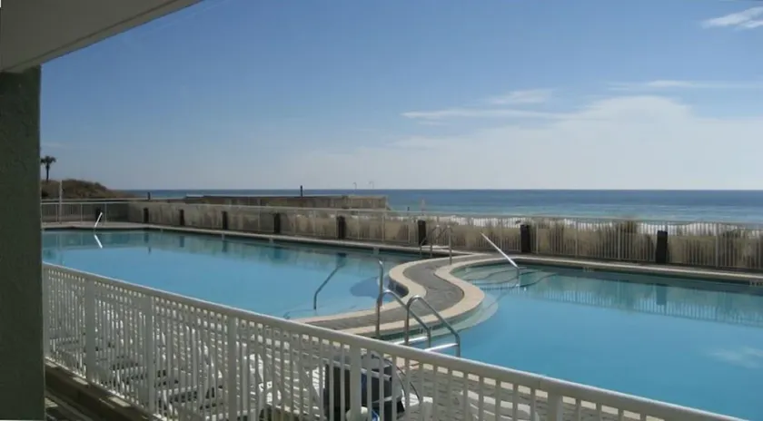 UN ACCÈS FACILE! Descendez de votre terrasse et entrez dans la piscine / les marches menant à la plage / l'océan! - Image 1