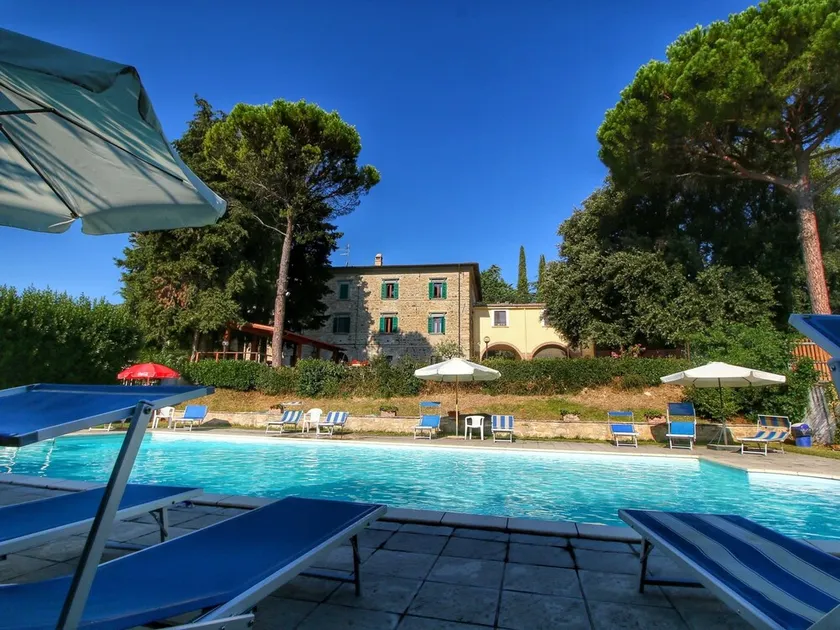 Stunning Farmhouse with Swimming Pool & Hot Tub in Umbria - Image 1