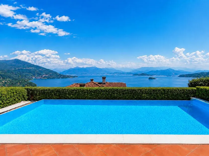 Elegant 5½-rums villa med infinity pool och drömutsikt - Image 1