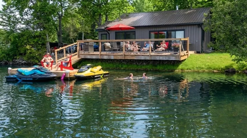 Driftwood Point Waterfront Cottage - Image 1