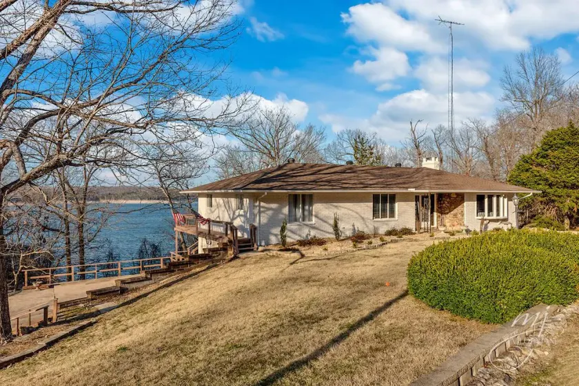 Lakefront Hot Tub+Kayaks+Firepit+Walk to the Water - Image 1