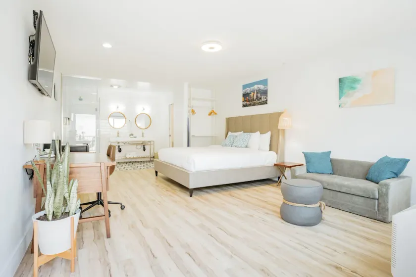 SKS - Superior Room, 1 King Bed with Sofa bed, Non Smoking - Image 1