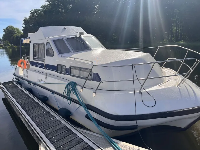 Cozy Stationary Boat for 5 Guests - Image 1