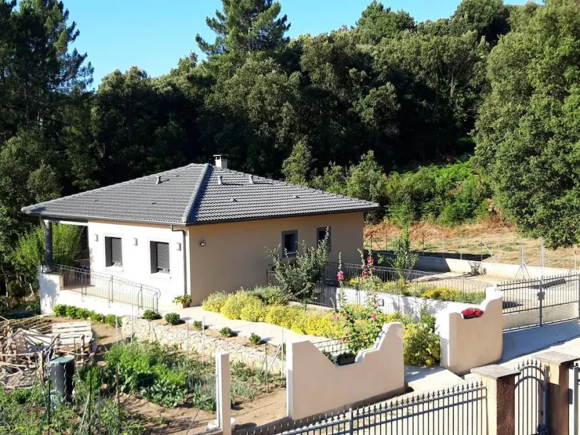 Maison entre les montagnes à Levie - Image 1