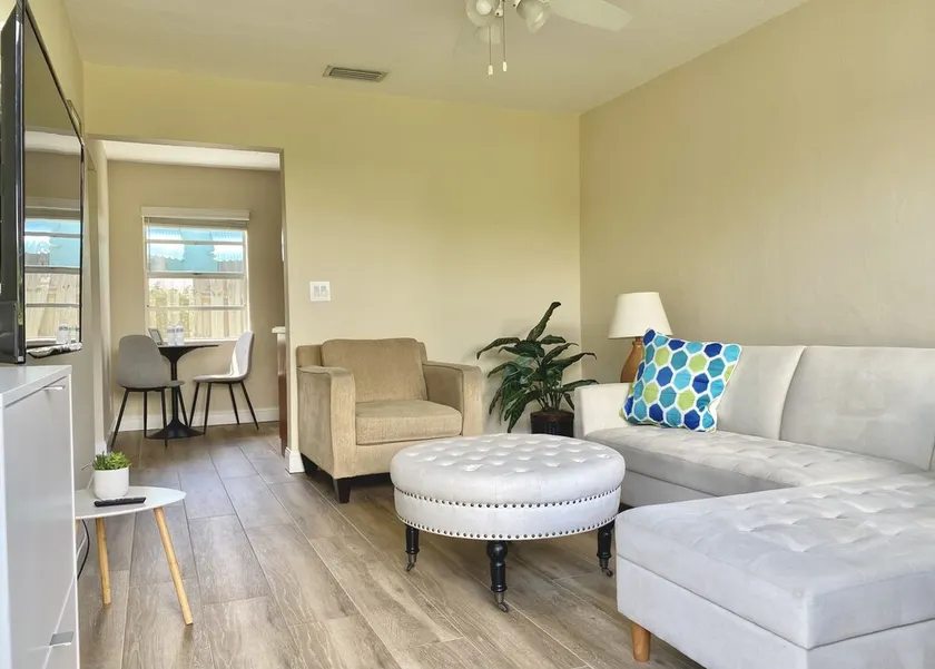 Beautiful Sunny Apartment Steps From Intracoastal and 5min To Beach - Image 1