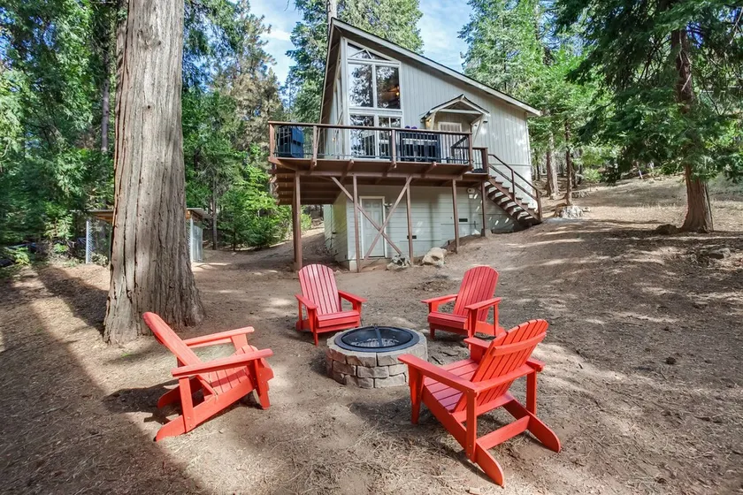 Sweet Retreat: Private Lake Access! Ski Dodge, Swim Pinecrest, Fast WiFi & AC. - Image 1