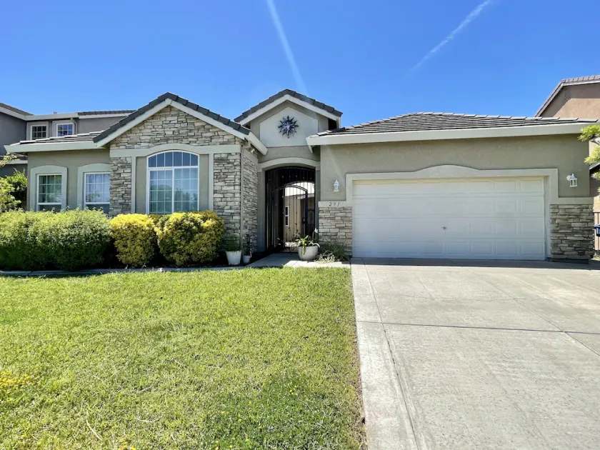 Big 4 bedroom house with parkview 15 min to airport or downtown - Image 1