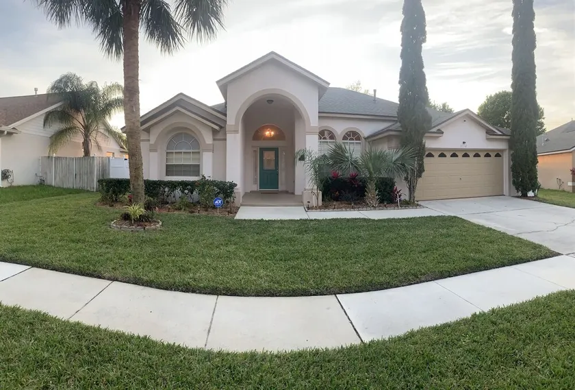 Executive Villa with south facing private pool & spa <10 miles to Disney/Golf - Image 1
