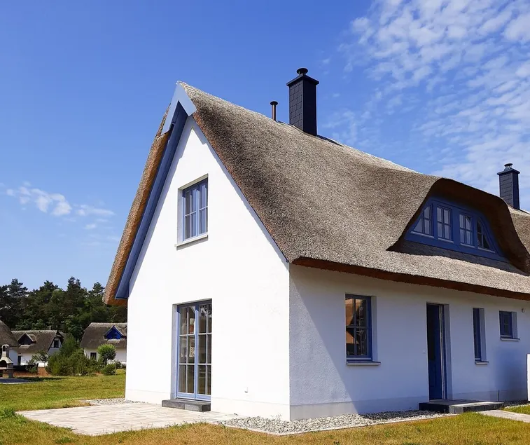 Modern thatched-roof holiday home \"Käptn's Sechser\" incl. free use of sauna, 2 bedrooms - Image 1