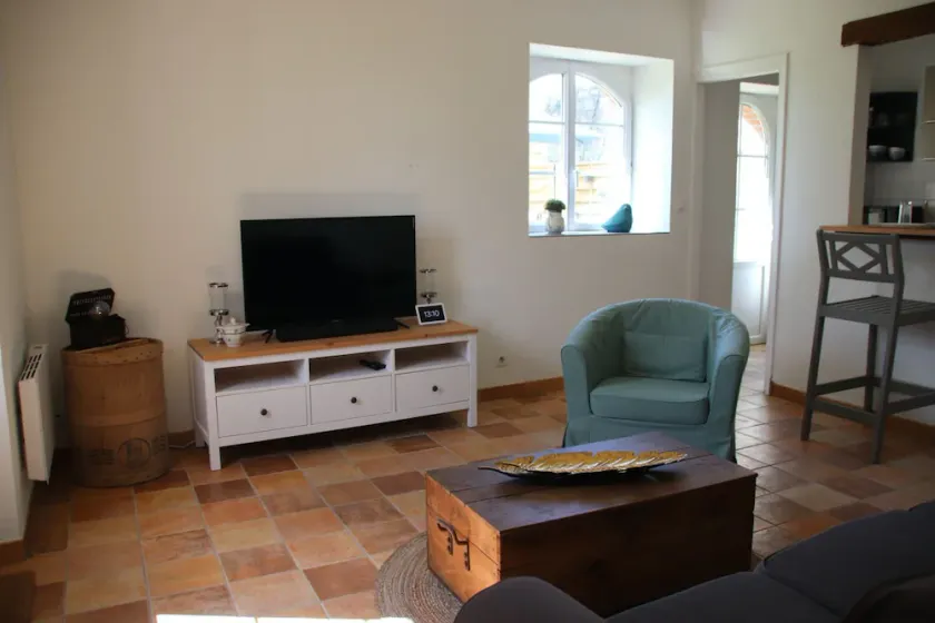 Le Vieil Home, au pied de la cité médiévale - Image 1