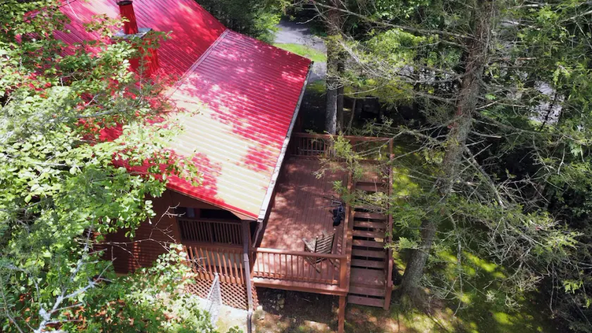 Ole Red Retreat - 10 minutes to Gatlinburg & Great Smoky Mountains - Image 1