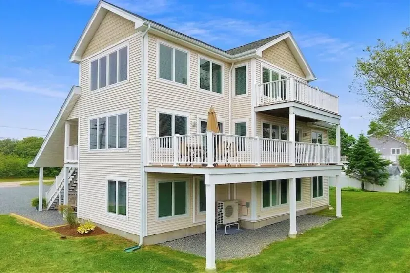Beautiful Beach House with Breathtaking Water Views! Short Walk to Restaurants - Image 1