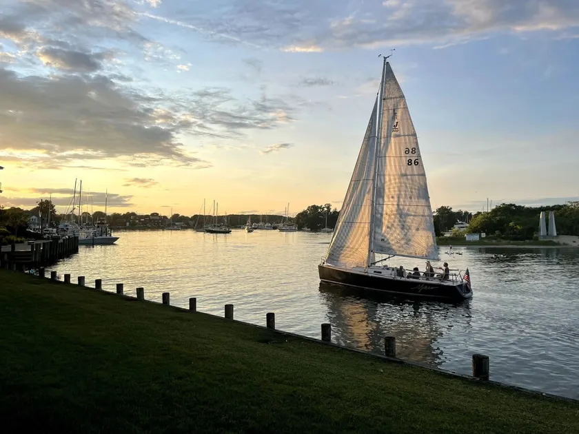 Incredibly Unique waterfront townhouse w stunning views from every room. Pvt - Image 1