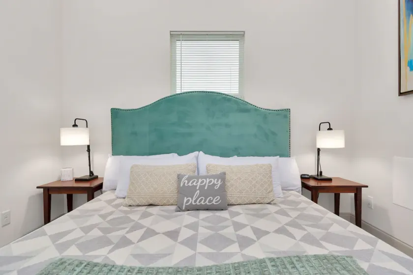 Noon Checkout, Soaking Tub, Sleeps 6 - Image 1