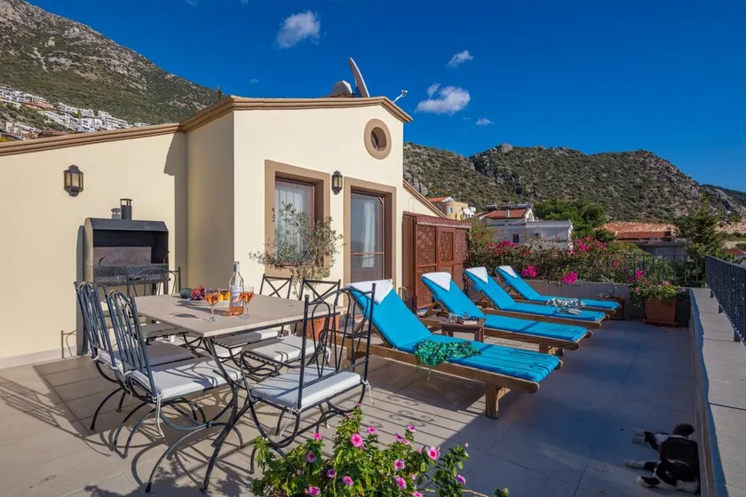 Central Kalkan opposite Taxi Rank, 3 bedrooms, stunning views from roof terrace - Image 1