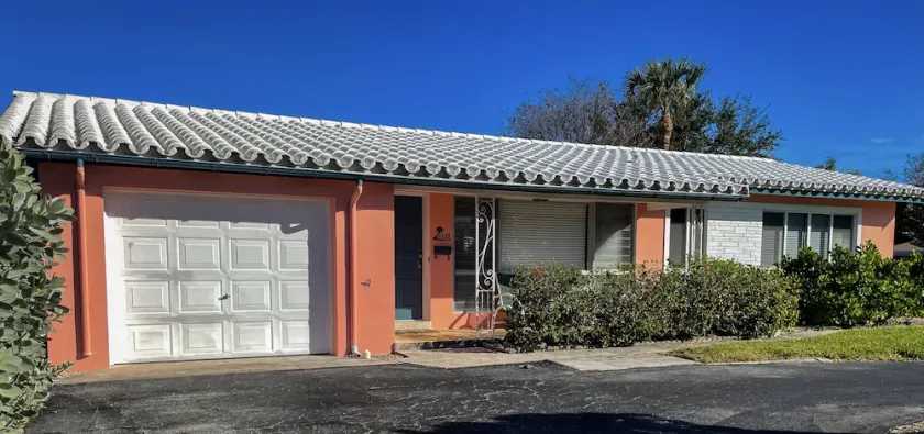 3 bed villa.  Walk to grocery, restaurants, beach.  Hot tub and more… - Image 1