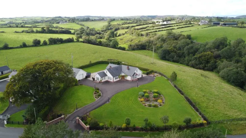 Dungannon 2 Bed Bungalow - Sleeps 5 - Pet Friendly - Image 1