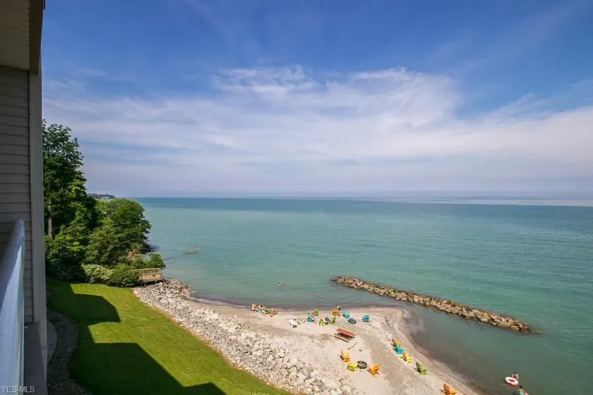 Lakefront lägenhet med privat strand och inomhuspool!  - Image 1