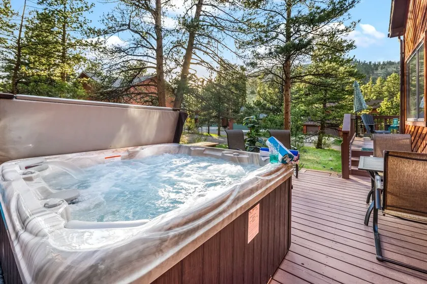 Walk to RMNP, hot tub, mountain views and river access. - Image 1