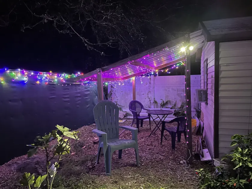 Studio, Private Entrance, fenced in quiet corner, pets ok, large Parking area - Image 1